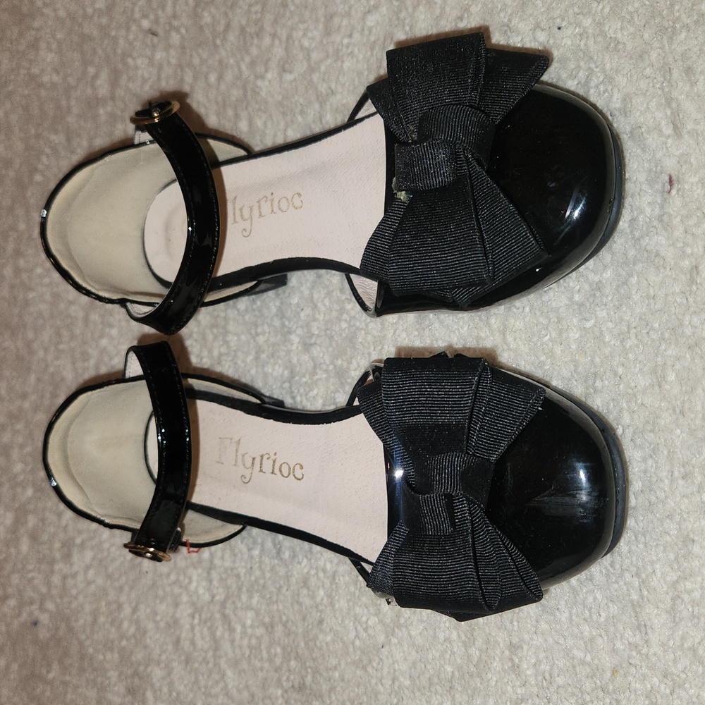 Girls dress shoe, low heel l, velcro closure with bow detail  size 13